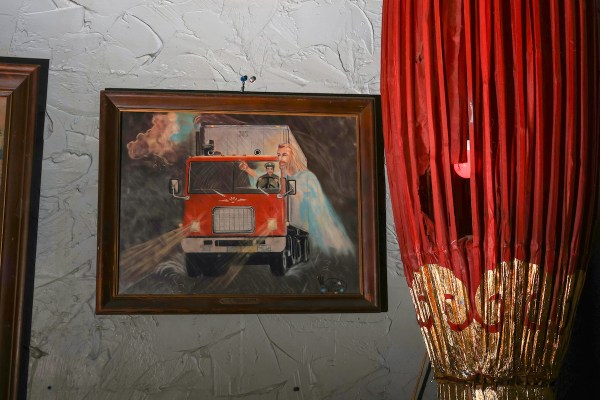 Manhattan Cafe in Athens prominently displays a unique piece of vintage Highwaymen art — Sandy Springs Technology news